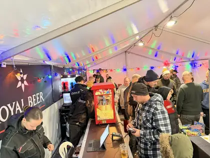 Travlhed ved baren og kassen i hallen