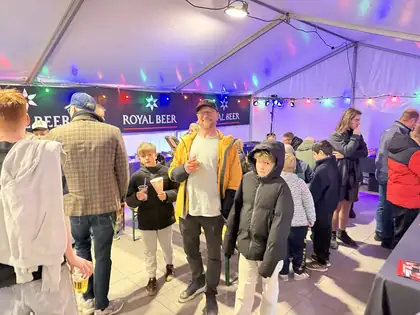 Glade kunder samlet i hallen med fadøl og slushice