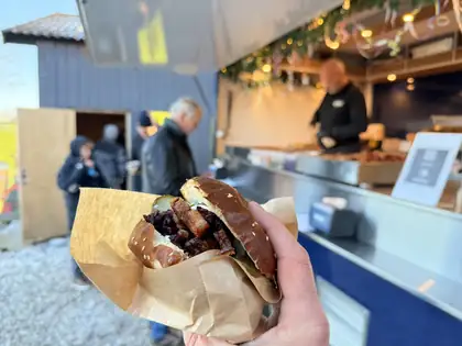 Flæskestegssandwich fra Gourmet Vognen foran hallen
