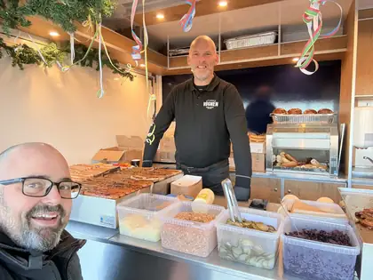 Christian hilser på Preben fra Gourmet Vognen