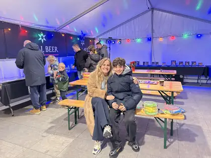Mor og søn på bænken i hallen
