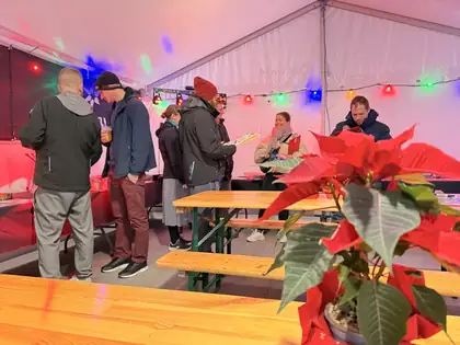 Kunder kigger på fyrværkeri med julestjerne på bordet