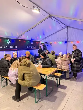 Familier ved bordene under farvede lys