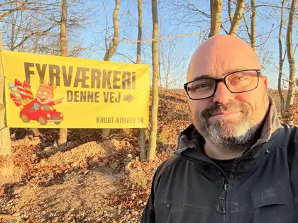 Christian ved banneret Fyrværkeri denne vej
