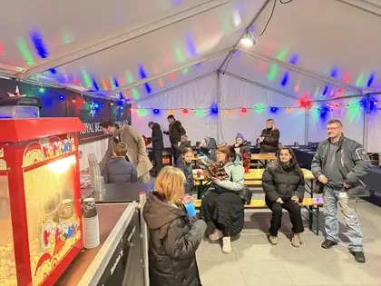 Kunder læser kataloget med slushice og popcorn
