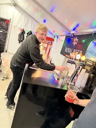 Bartender tapper fadøl i hallen