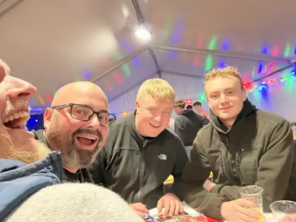 Godt humør og grin ved bordene