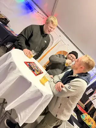 Kunder hygger med fadøl ved ståbordet