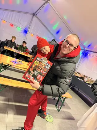Far og søn med kataloget fra Krudt-Kongen