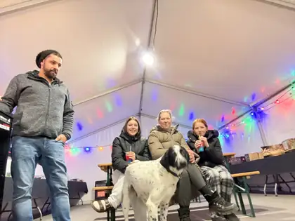 Familie med slushice og hund på bænken i hallen