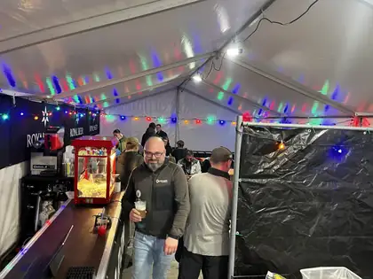 Christian med en fadøl ved baren og popcornmaskinen