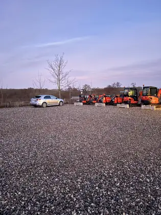 Parkeringspladsen ved CEMA-maskinerne i solnedgang